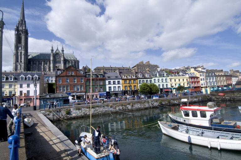 Cobh & St. Colman's Cathedral, Co. Cork, Irland