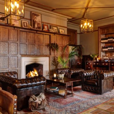 Raum mit Sofa und Kamin