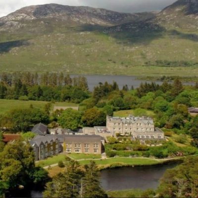 Schlosshotel eingebettet im Grünen