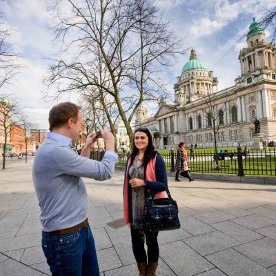 Flitterwochen im Norden Irlands . Paar vor Belfast City Hall