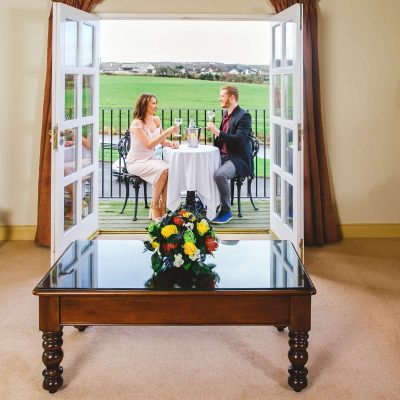 Flitterwochen im Norden Irlands . Romantisches Dinner am Balkon . Bushmills Inn