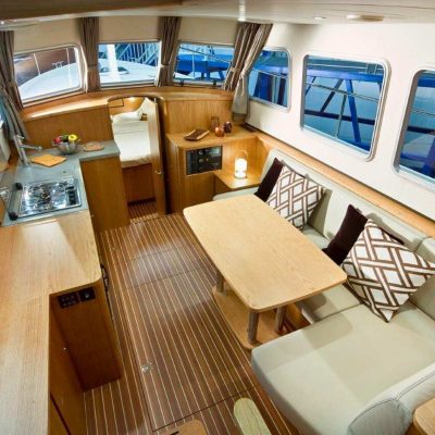 Hausbootreise Irland . Boot Innenansicht . Linssen