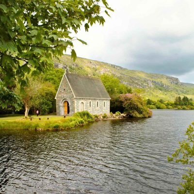 Hochzeitsreise in Irland . Hochzeitskapelle Gougane Barra