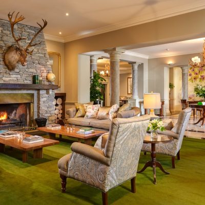 Lobby in der Sheen Falls Lodge mit Kamin