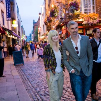 Silvester in Dublin: Paar schlendert durch Temple Bar Viertel