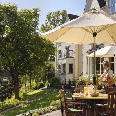 Terasse von der Sheen Falls Lodge