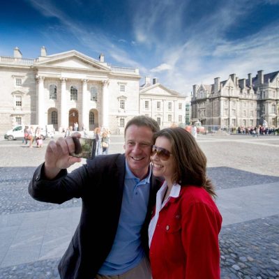 Trinity College . Paar macht ein Selfie